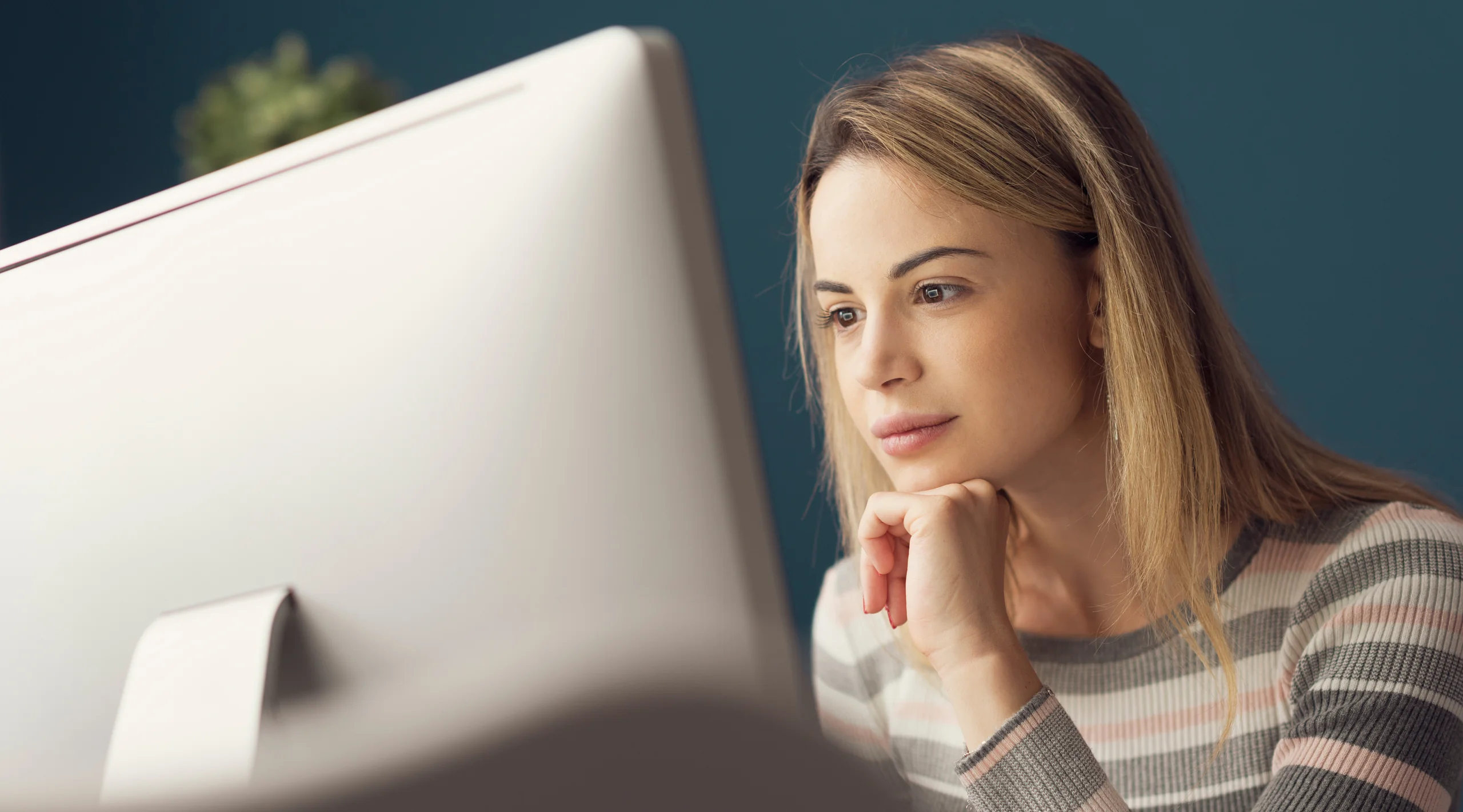 Επαγγελματίας του web που διαχειρίζεται τα sites των πελατών της από το WHM του reseller hosting της Konet