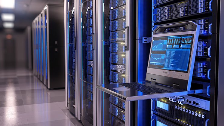 Datacenter με laptop που καταγράφει το server uptime για το semi dedicated hosting